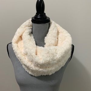 💕5/$15 Alter’d State Faux Fur Neck Wrap in Cream , NEW